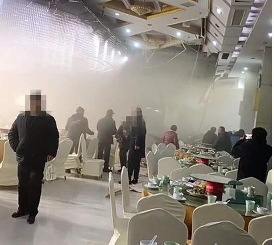 河南省三門峽市有酒店宴會廳今日(25日)上午舉行婚宴期間，假天花突然倒塌，據報至少8傷，全部人傷情不算嚴重。