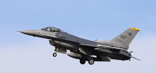 駐韓美軍一架F-16戰機今日（11日）於黃海墜毀，機師緊急逃生後安全獲救。（資料圖片）