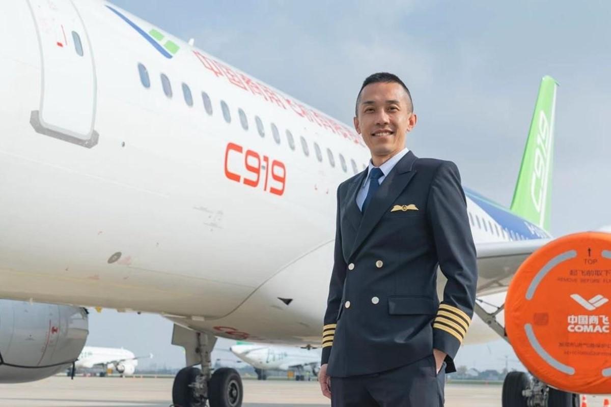 李謙彥日前以機長身份從上海駕駛C919飛抵本港。(林世雄網誌圖片)