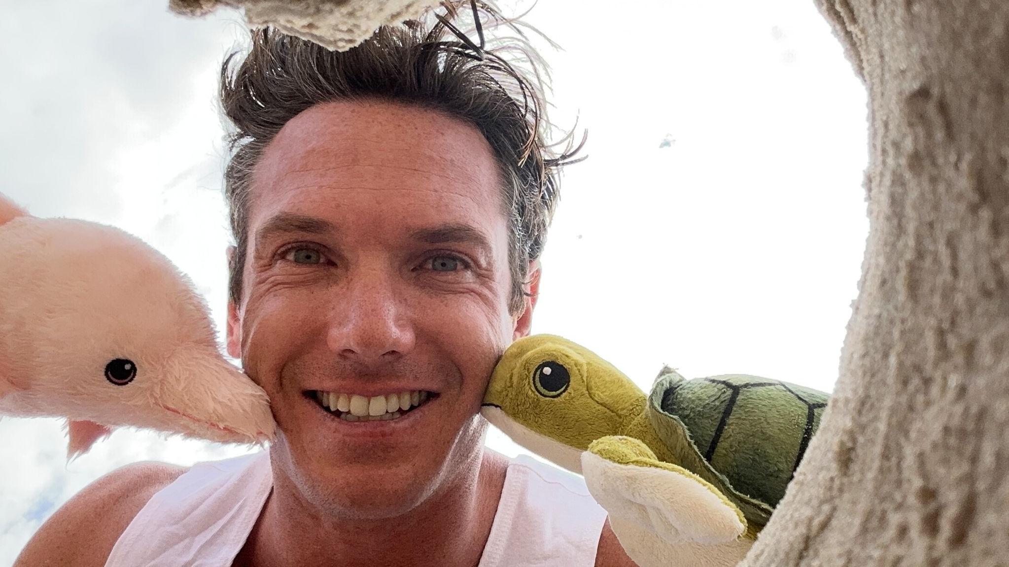 澳洲消防猛男Ricky Smith愛心爆棚 帶香港瀕危動物公仔返澳門響應保育