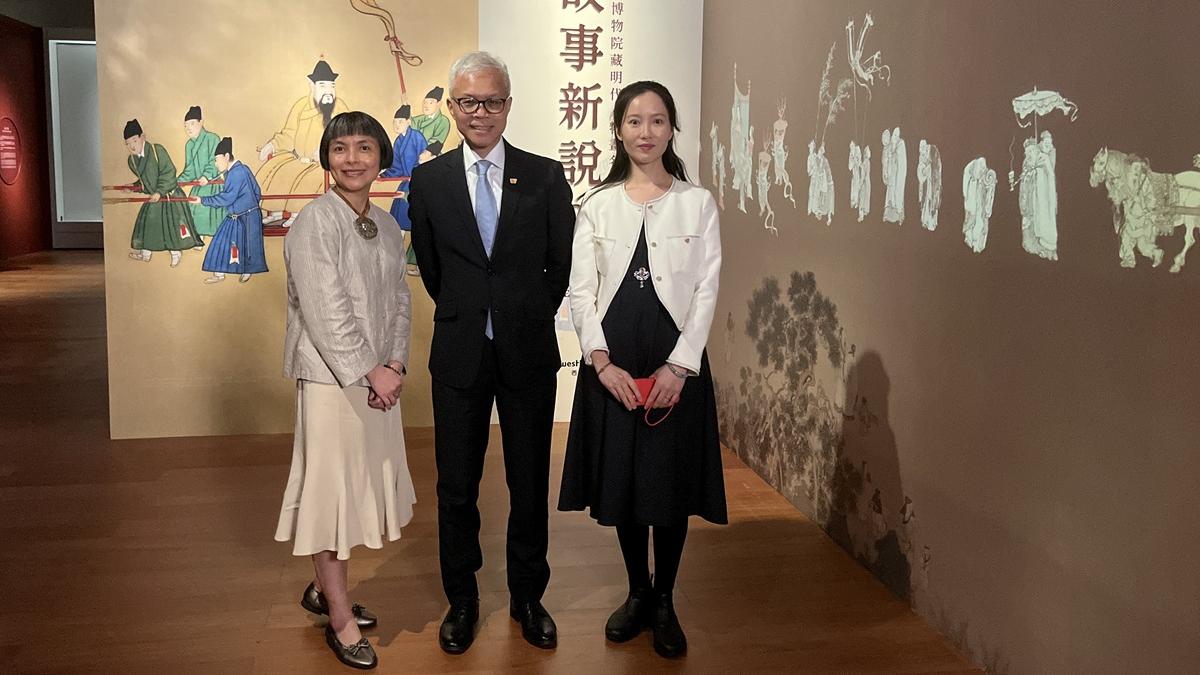 蔣方亭(右)表示，整個展覽合共籌備約一年。(陳詠琳攝)