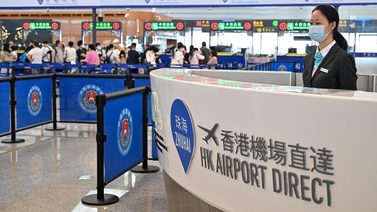 「經珠港飛」政策容許珠海旅客在大橋珠海口岸辦理登機證，其後乘接駁巴士經港珠澳大橋直達香港機場禁區。(中通社)