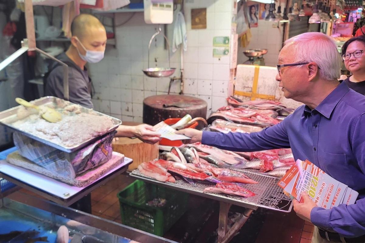 謝展寰(右二)投票後到街市宣傳區議會選舉。(環境及生態局FB)