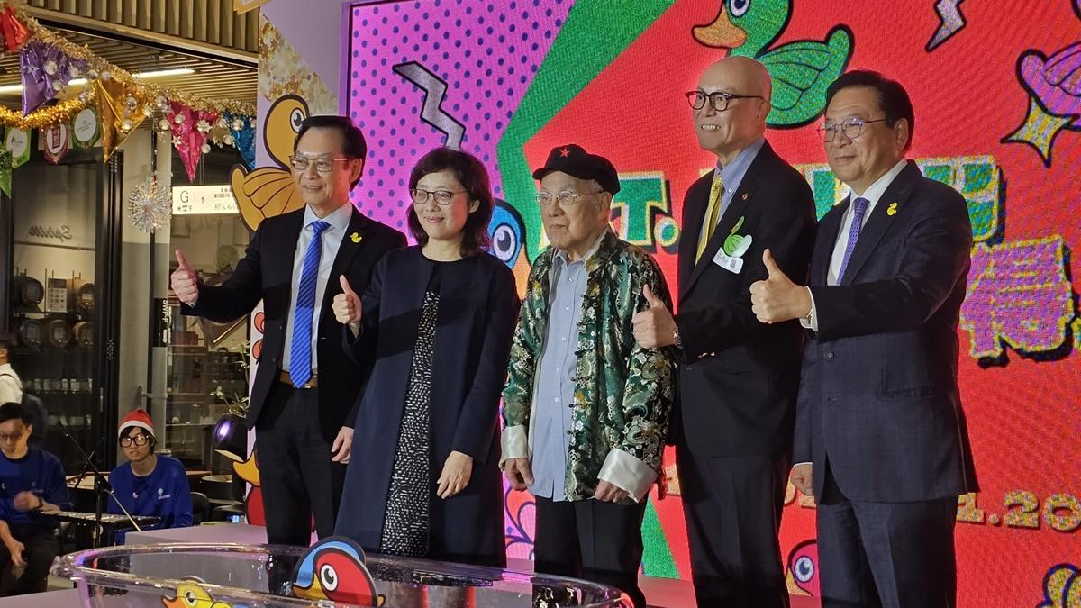 亮叔(中)同一眾嘉賓大合照，對答反應仲好快。(《am730》攝)