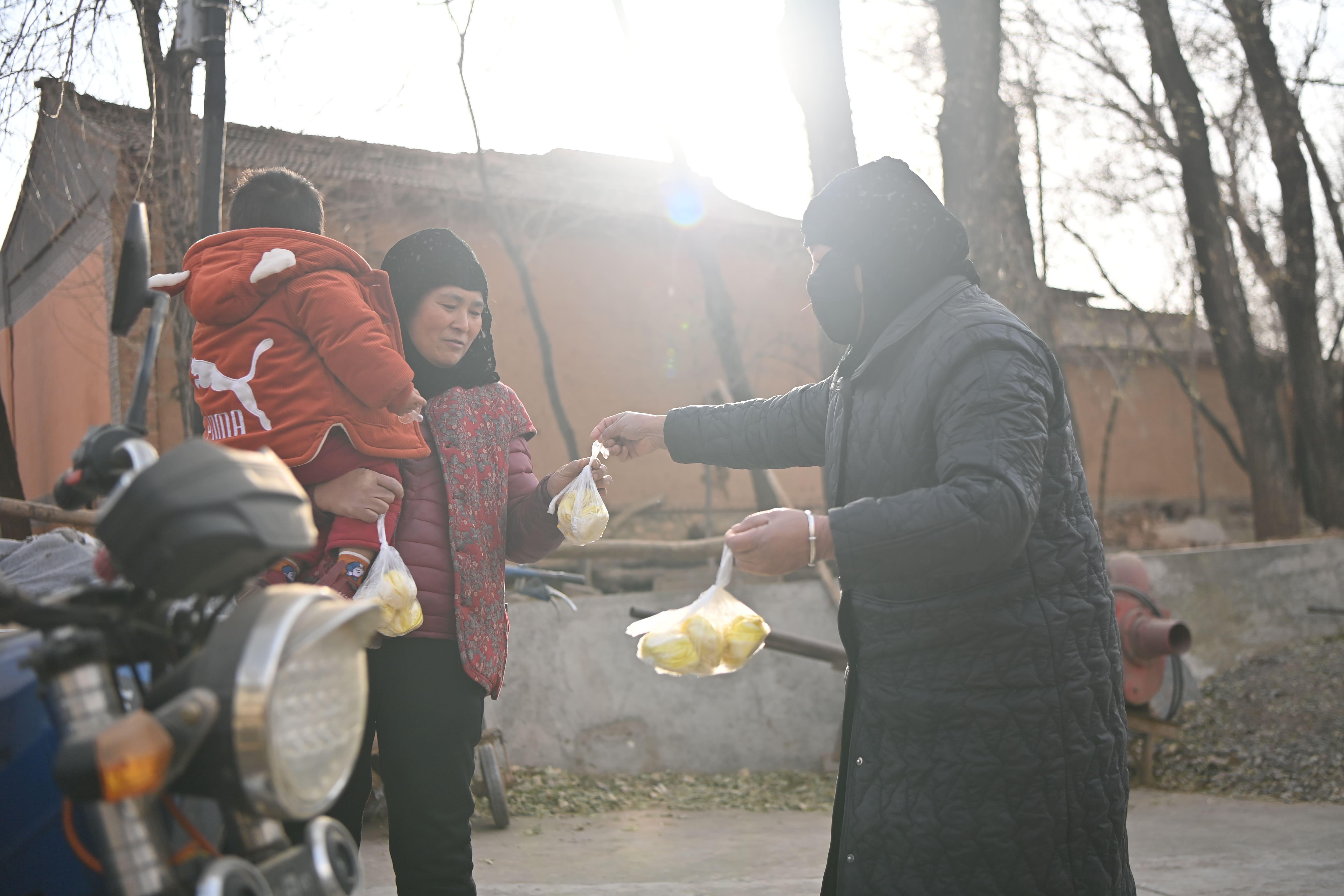 甘肅地震｜至少131人死亡　指揮部稱已臨時安置約8萬人(中新社圖片)