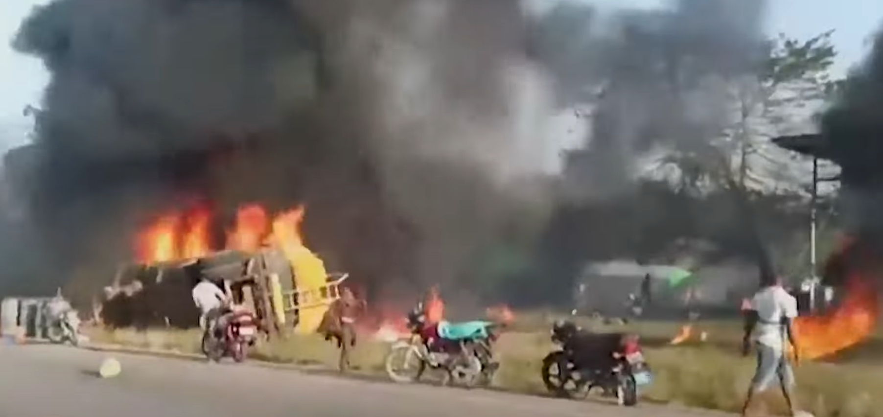 利比里亞油罐車翻側　民眾持鐵棍鑽孔搶油　突爆炸釀40死36傷