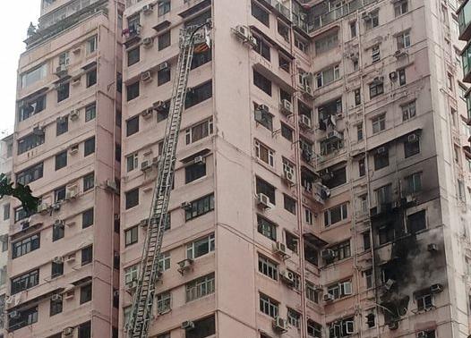 中環金堅大廈起火疑一度爆炸　多人被困天台