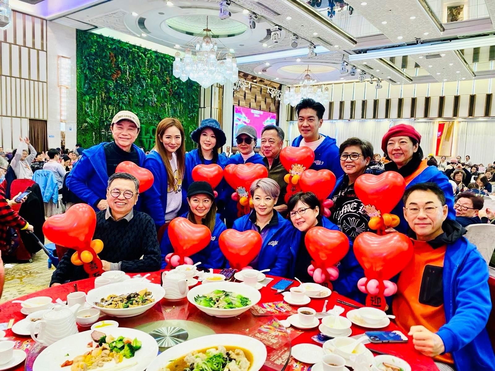 黎諾懿成老友記星級偶像 邵美琪苟芸慧與六百長者提早團年