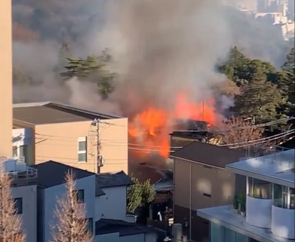 田中角榮舊居發生火警。(影片截圖)