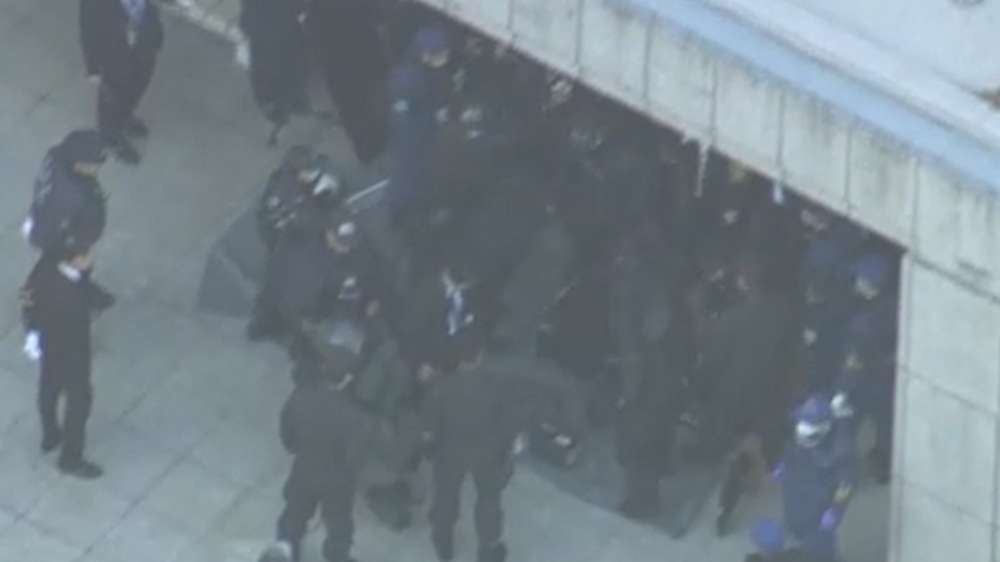 日本國會正門發現可疑包裹。(新聞截圖)