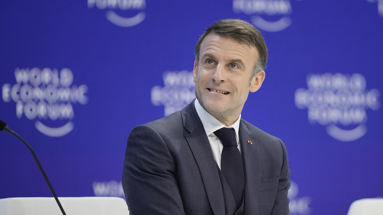 馬克龍促生育政策惹爭議，女性組織：別管我們的子宮。(AP)