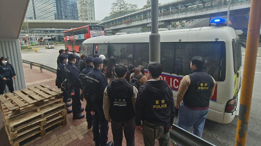 警新界南打擊非法勞工，拘捕24人包括3名被通緝人士。(警方相片)