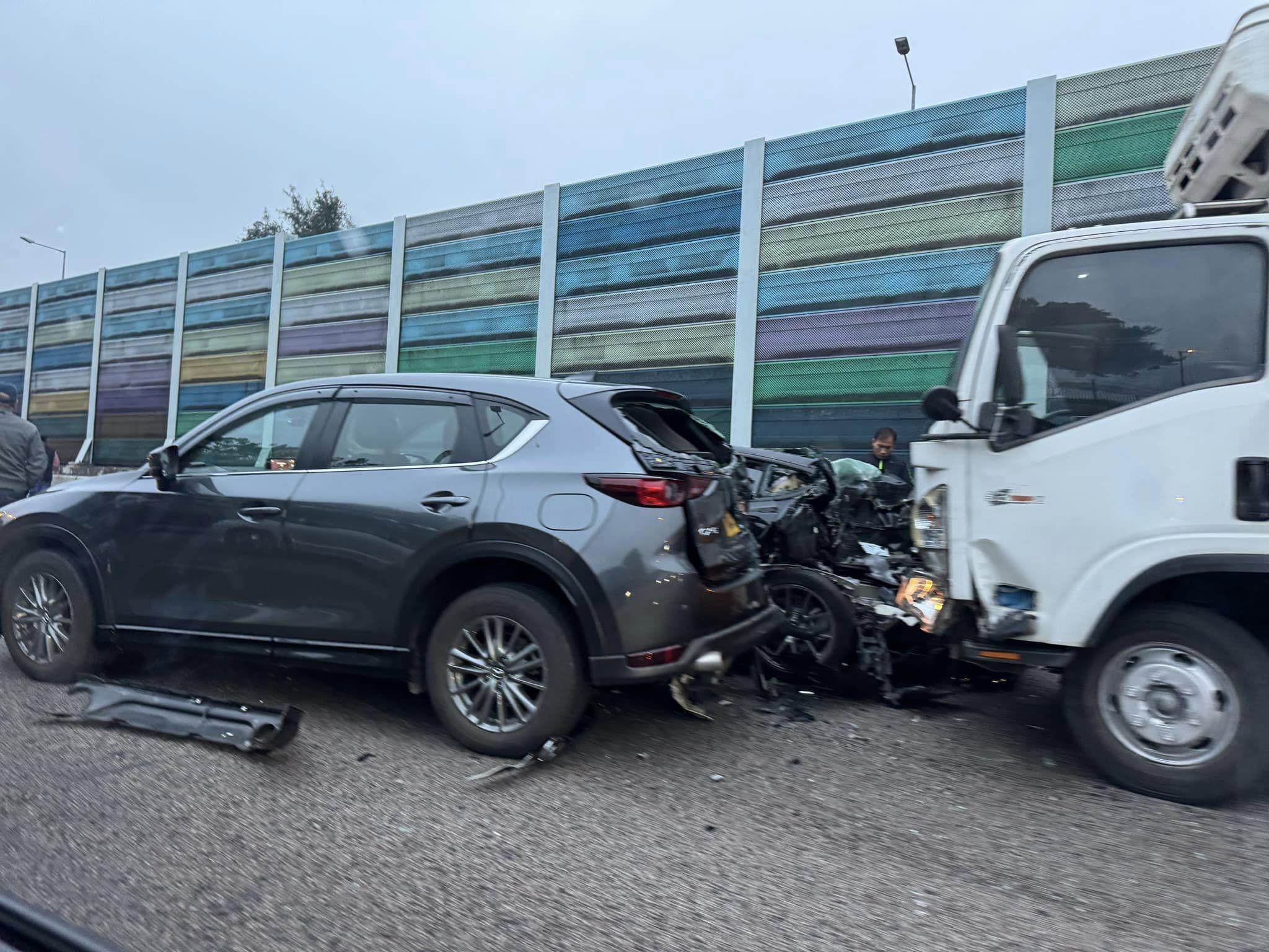 吐露港公路往沙田方向發生至少4車相撞，部分行車線封閉。(馬路的事 (即時交通資訊台)@FB)