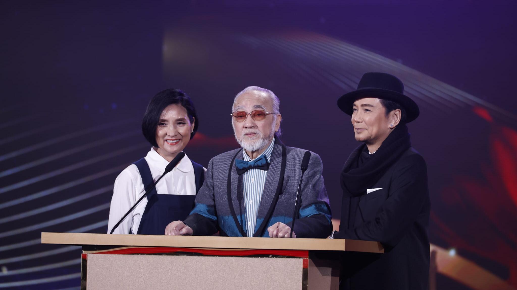 萬千星輝頒獎典禮2023｜蝦仔爹哋合體頒獎 82歲盧海鵬中氣十足站台試咪