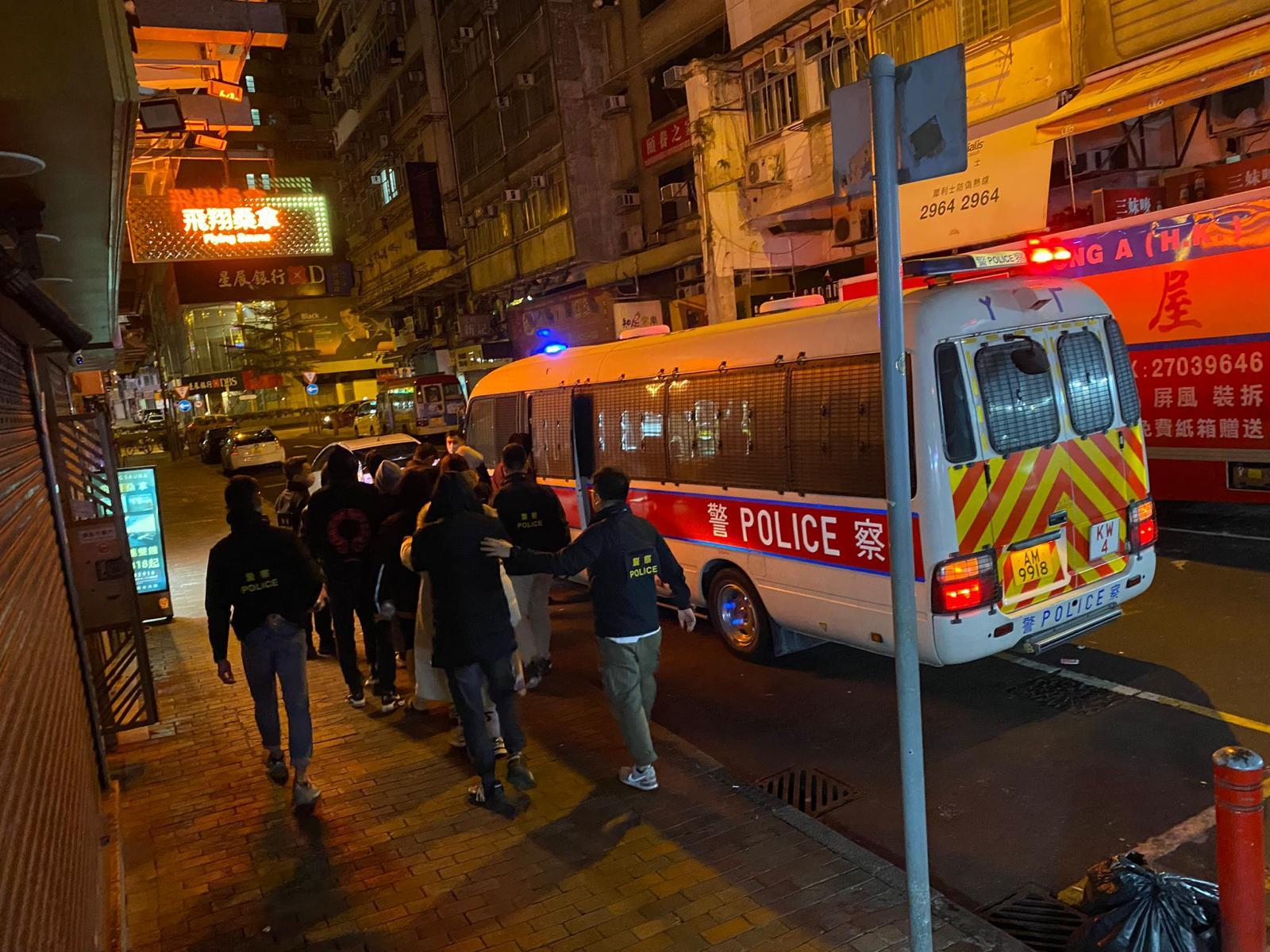 警南京街搗釣魚機賭檔拘13人  檢遊戲機及3000蚊賭款