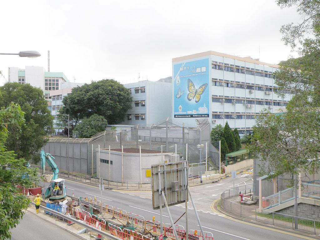 壁屋懲教所一名囚犯疑被一名二級懲教助理襲擊，其家屬周日（14日）向懲教署投訴，懲教署報警並將涉案人員停職。