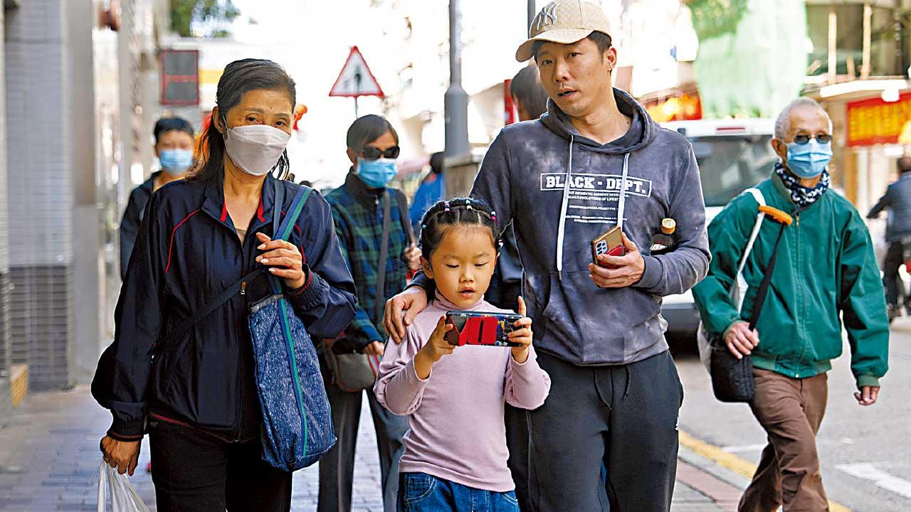 調查：小學生假日花6小時玩電子產品 專家促與子女協商每天時限