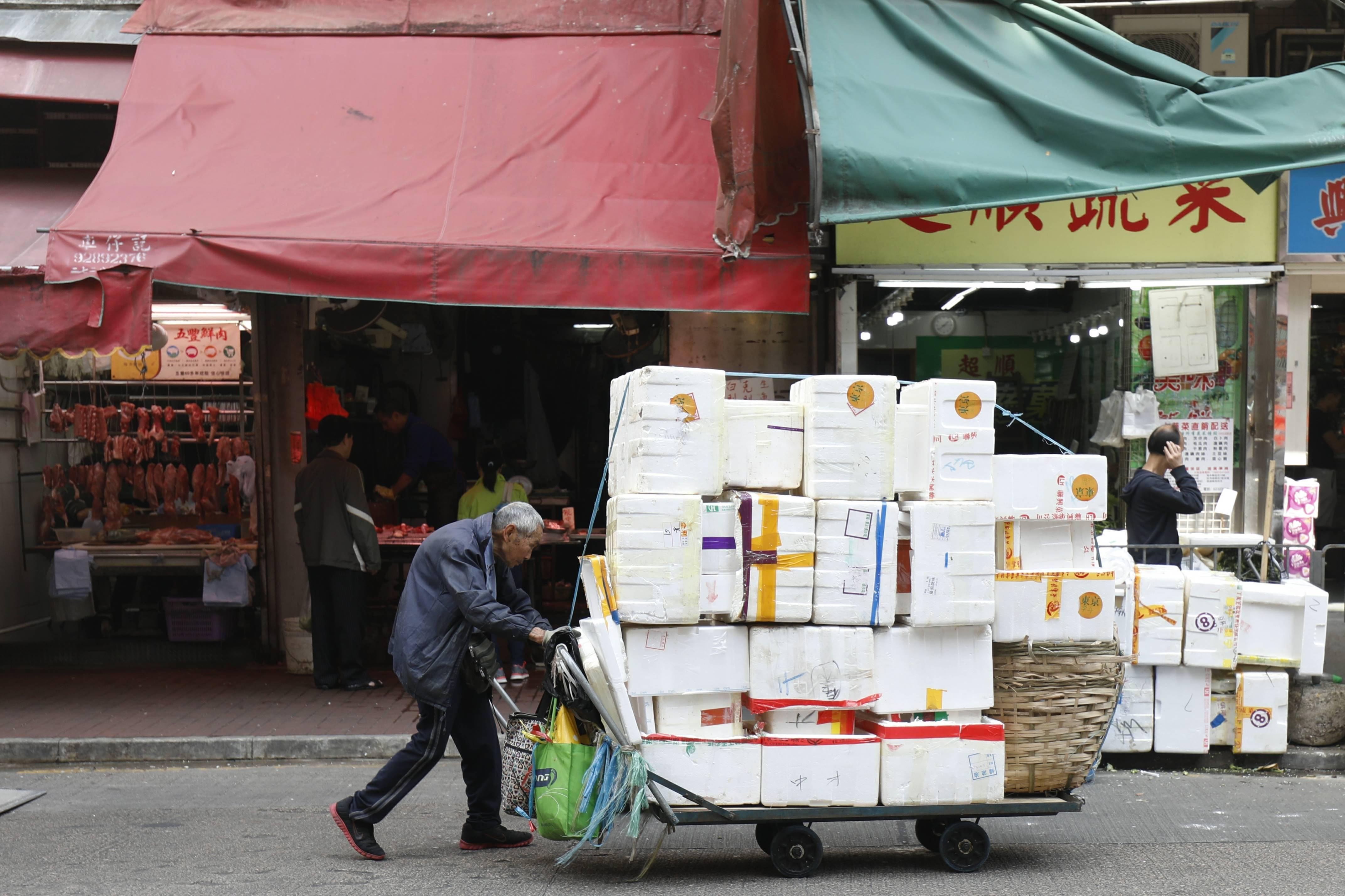 為配合垃圾徵費延期實施，政府將由8月1日起向綜援受助人及長者生活津貼受惠人每人每月發放10元津貼。(資料圖片)