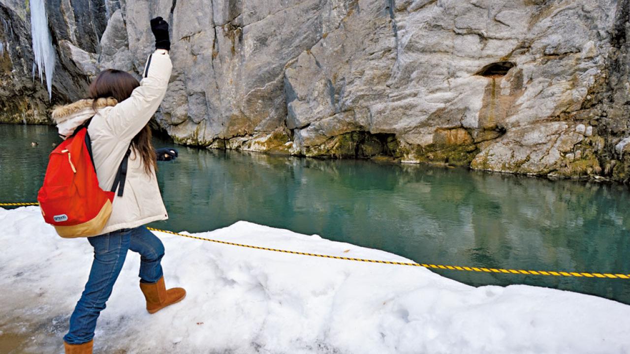 岩手縣猊鼻溪 百米斷崖投石許願