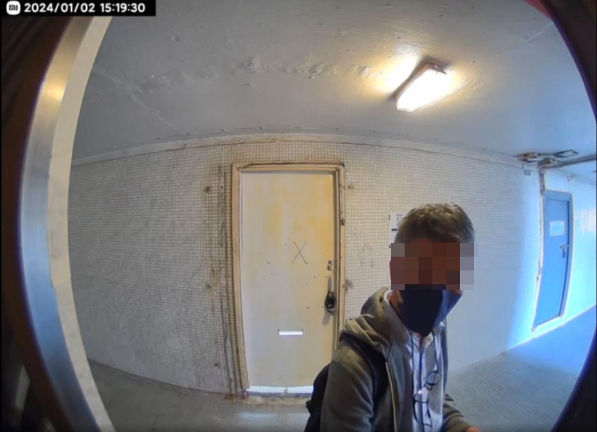 屋內女事主察覺門外異樣，隨即反鎖木門，男子見屋內有人略顯錯愕，即表示「哎，Sorry…唔好意思，搵…搵錯…」，然後關上鐵閘離去