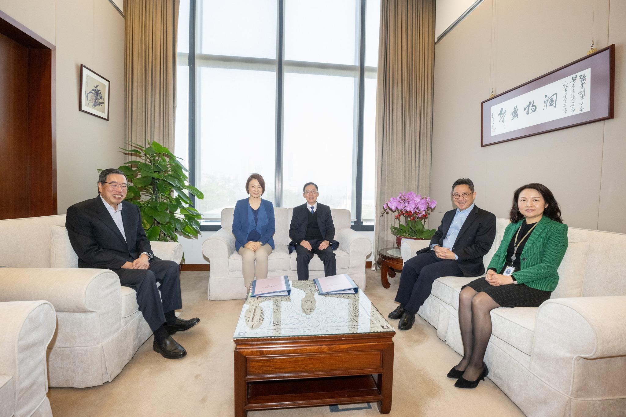 梁君彥(左一)、衛碧瑤(右一)及陳維安(右二)上周舉行立法會內會「早會」