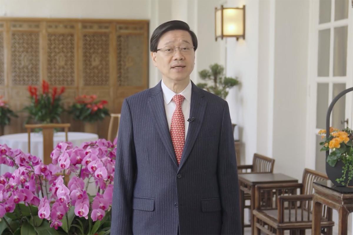 李家超期望香港今年可在國際舞台上變得更耀眼奪目。(李家超影片截圖)