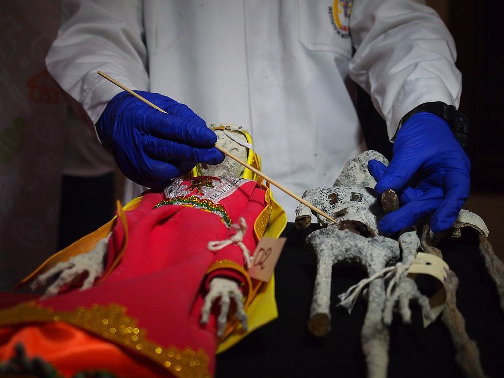 秘魯法醫鑑定顯示，去年10月出現的兩具所謂「外星人」遺體，其實只是人工合成的人偶，由紙、膠、金屬和動物以及人類骨頭製成，排除與外星生命的任何關聯。