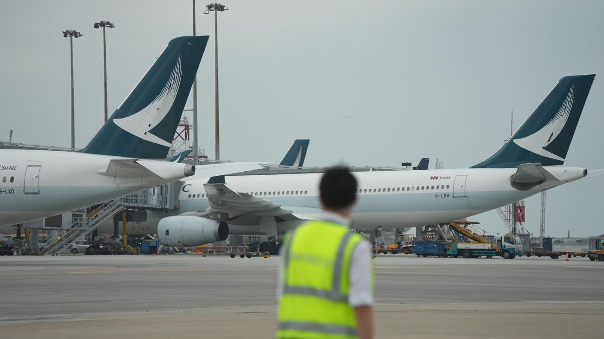 國泰航空有客機起飛後懷疑機艙冒煙，折返本港機場。(資料圖片)
