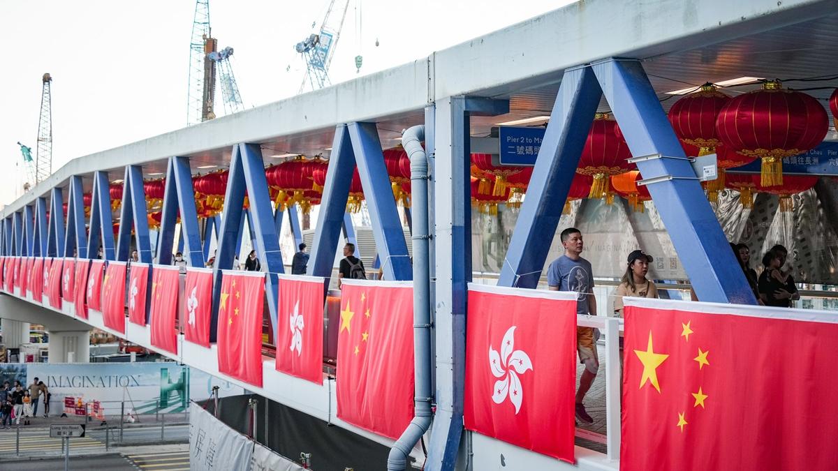 2023年國慶前夕本港多區掛有國旗和區旗。(資料圖片)