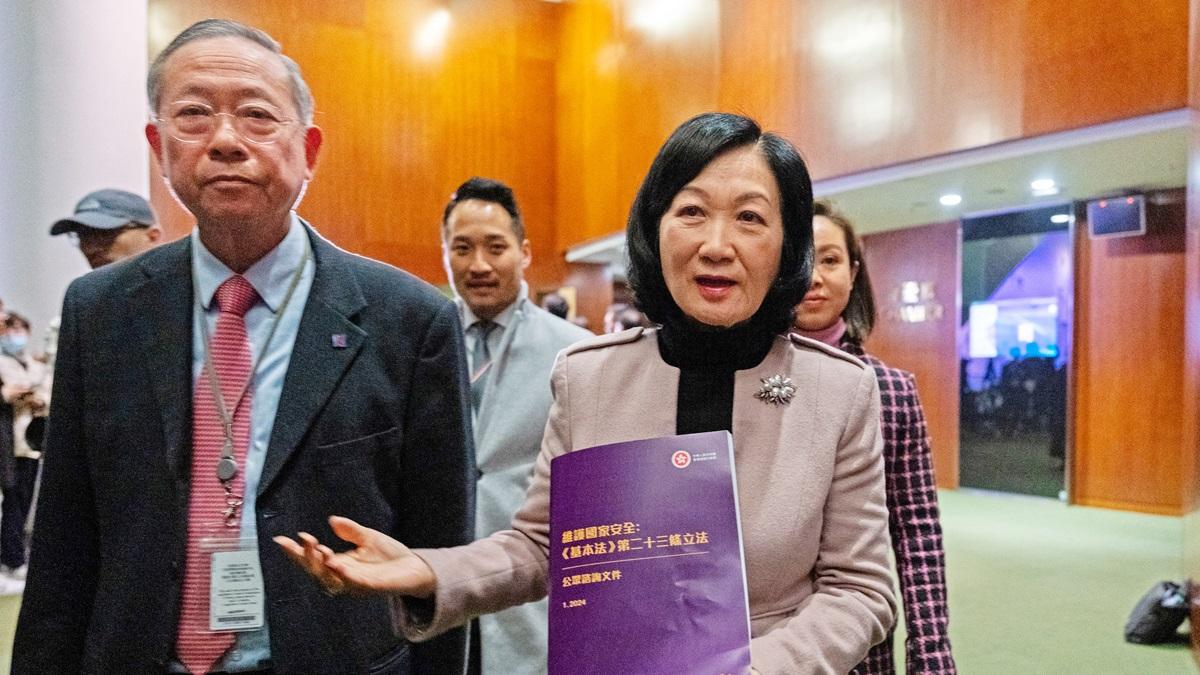 葉劉淑儀(右)表示，今次《基本法》第23條立法建議較她當年主理的更完善和精準。(林靄怡攝)