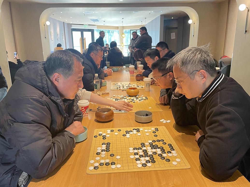 上海一間星巴克咖啡店成為圍棋愛好者對弈的好去處，二樓大部分座位常被約30多名棋友佔據，甚至有人未點餐卻「由朝玩到晚」，店方對此提出兩大要求，包括下棋時保持安靜，並希望大家能盡量點餐。(澎湃新聞圖片)