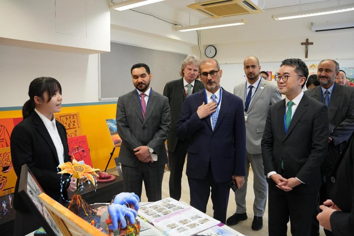 施俊輝(右二)陪同阿聯酋駐華大使代表團，到訪德望學校與師生交流。(施俊輝FB)