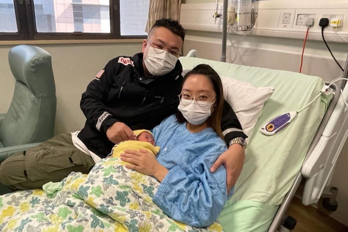 葉氏夫婦第一胎由平安夜嬰兒變為元旦寶寶。(醫管局提供)