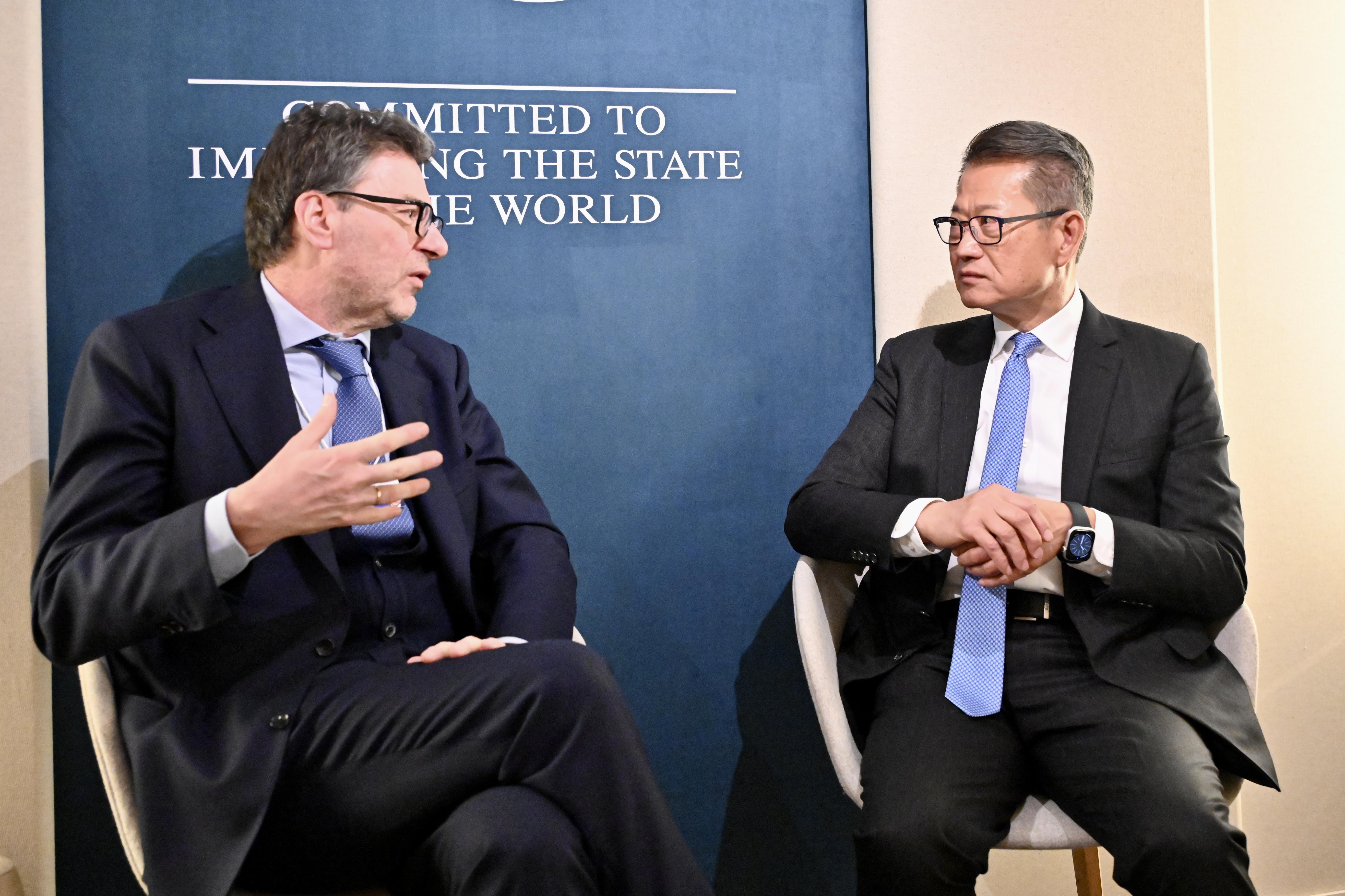 陳茂波與意大利經濟和財政部部長（左）會面