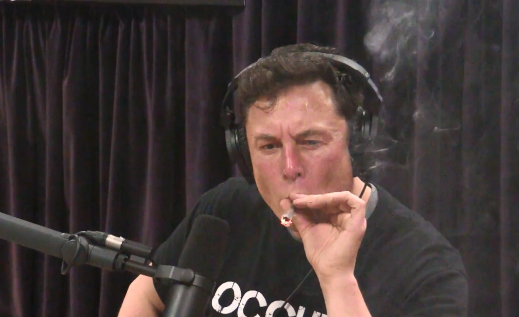 馬斯克曾於2018年接受喜劇演員羅根（Joe Rogan）視像訪問時吸食大麻。馬斯克說，自從那次吸了一口大麻後，他同意應美國太空總署要求，接受3年隨機藥檢。
