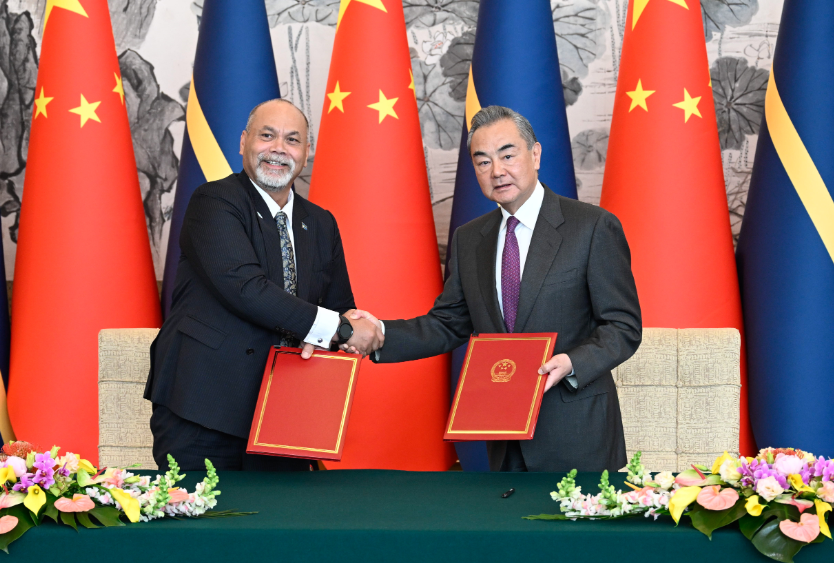 王毅今日(24日)在北京，與瑙魯外長安格明舉行會談，並簽署聯合公報，兩國即日起恢復大使級外交關係。（新華社）