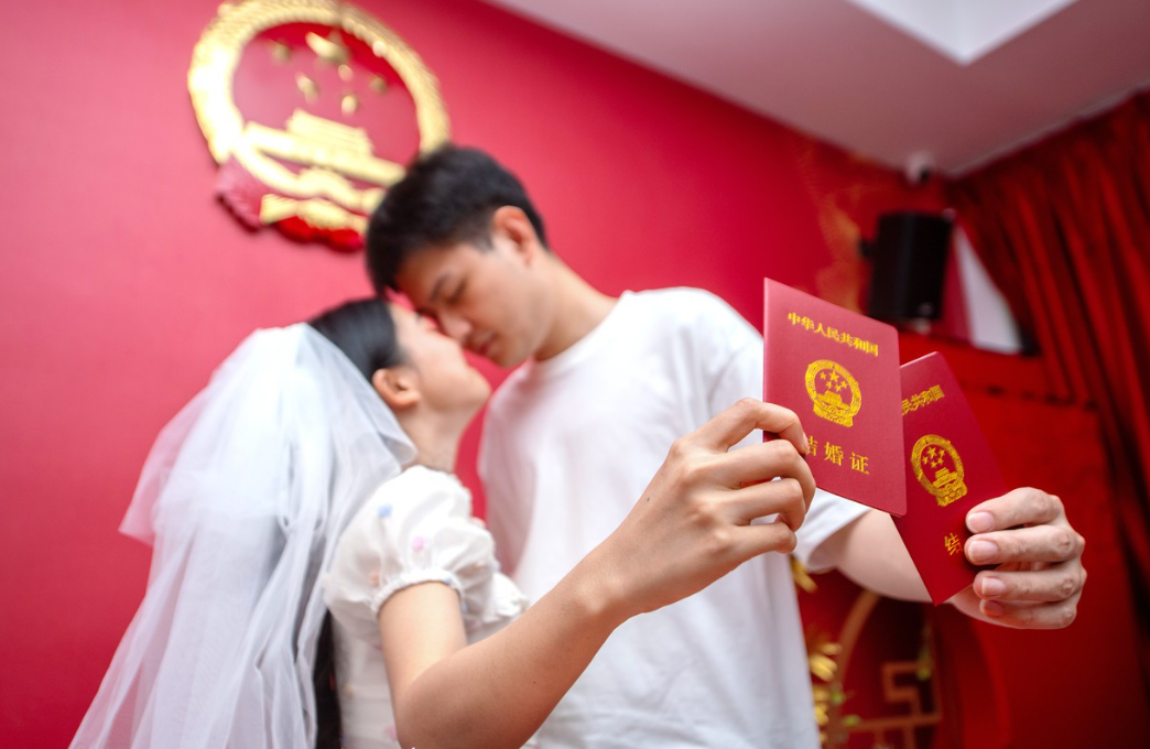 「寡婦年」不宜結婚？農曆新年將至，民間盛傳「龍年無春，是寡婦年，不宜結婚」等說法。（新華社資料圖片）