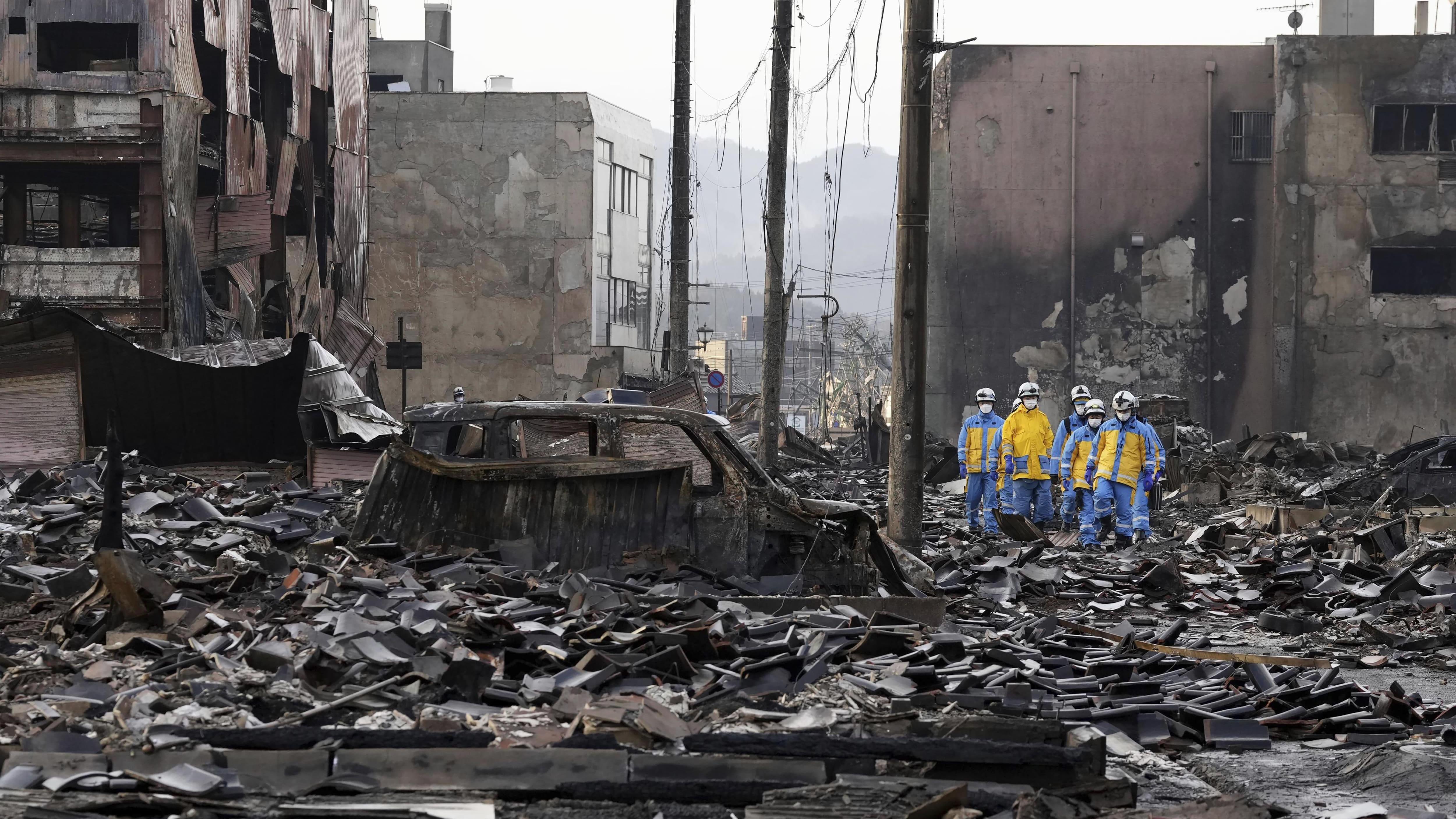 日本地震｜今早再錄5.3級地震　增至100人死逾200人失蹤(美聯社圖片)