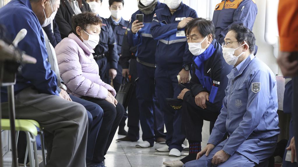 岸田文雄聽珠洲避難所災民講述情況。(美聯社)