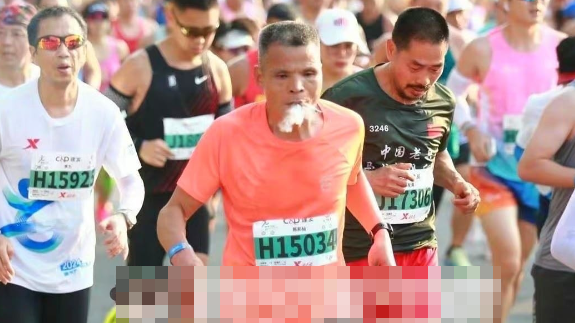  「吸煙哥」陳大爺「消失」逾年後，近日被發現在福建廈門馬拉松賽事「重出江湖」，以3小時33分完賽，引起不少網民關注。(網上圖片)