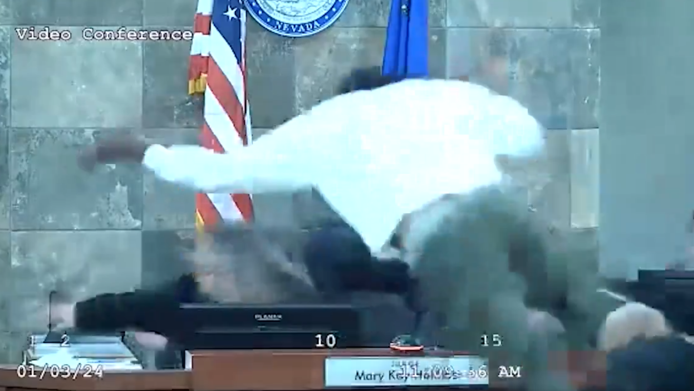 美國內華達州拉斯維加斯一名涉及暴力襲擊案件的黑人男子，周三(3日)早上在克拉克縣地區法院受審，期間女法官明言會判​處入獄，被告竟因不滿判決，當場飛撲法官席襲擊毆打女法官，隨即被保安人員制伏，女法官受傷需留醫治療。