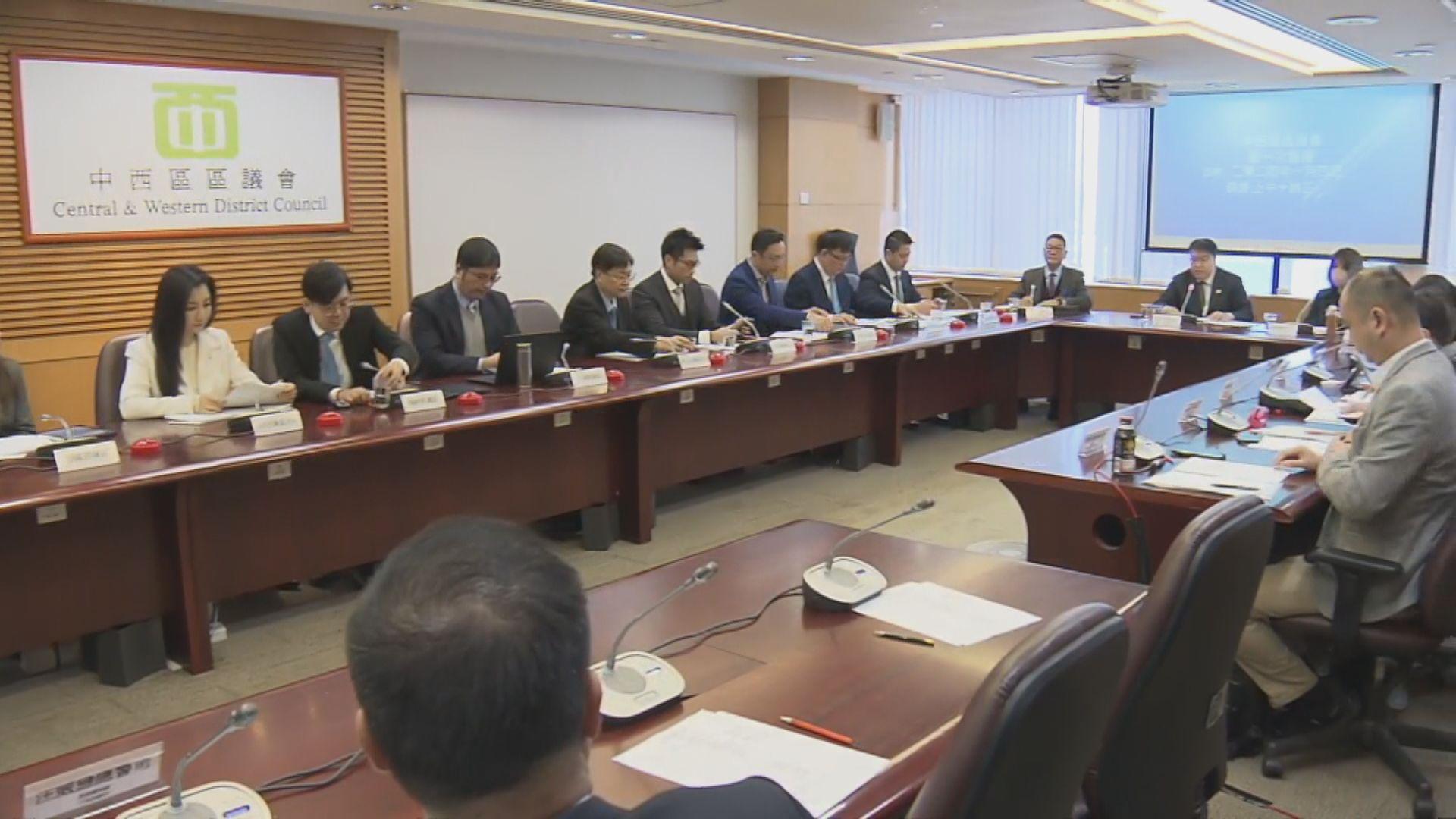 新一屆區議會上任後，中西區區議會今日(4日)早上舉行第一次會議(now新聞台截圖)