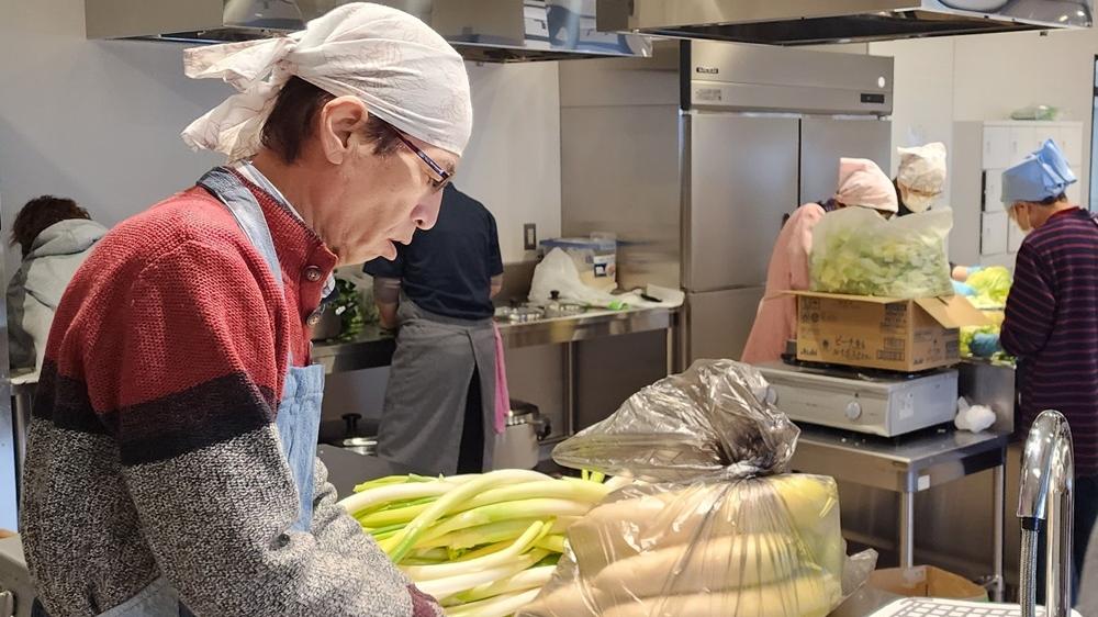 富山滑川市市長獨自參加為災民煮食的活動。(X)