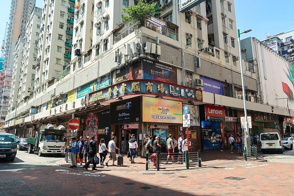 深水埗民政事務處計劃下月在福華街和電腦商場一帶，例如黃金商場，舉辦激光劍活動，安排教練介紹及示範，市民可以試玩，亦會設挑戰賽。