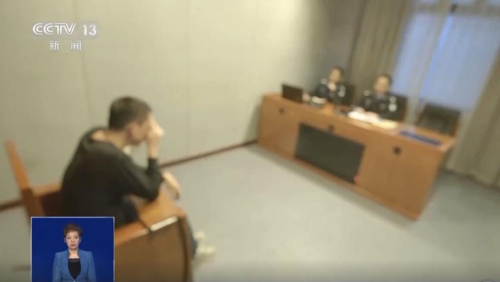 被捕間諜接受問話。 央視截圖