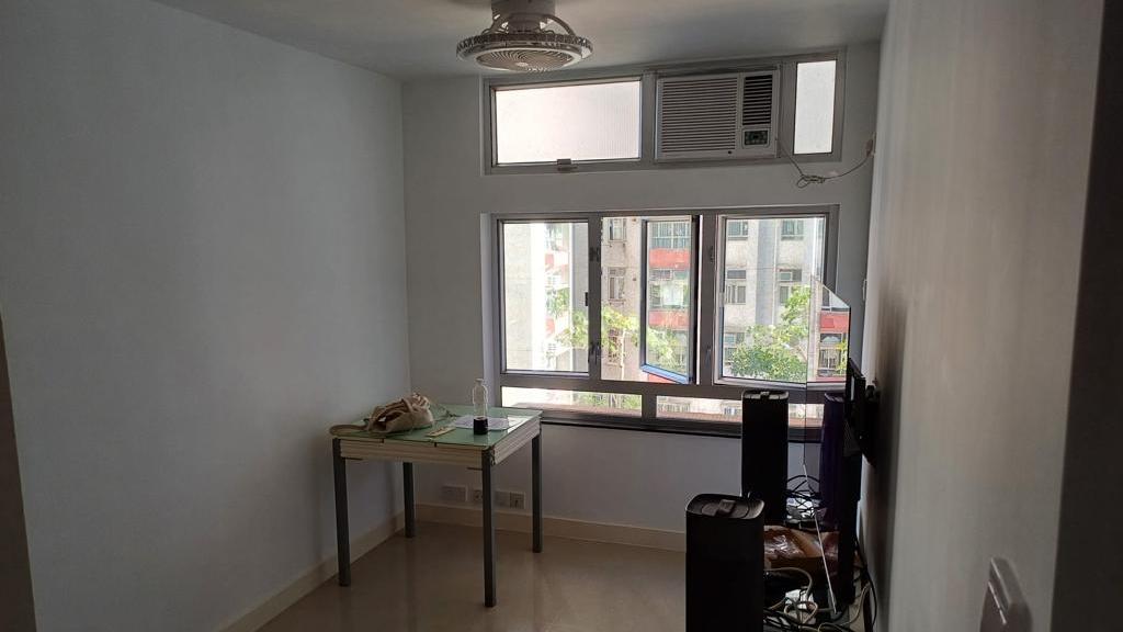 單位附帶新淨簡約裝修，面向內園。(代理提供)