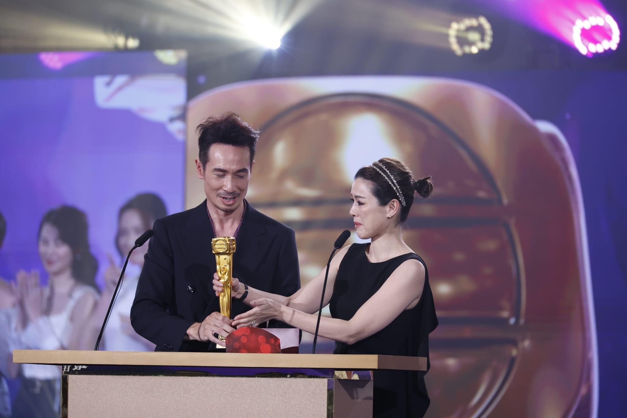 萬千星輝頒獎典禮2023｜陳豪相隔16年再封視帝 老婆陳茵媺台上哭成淚人