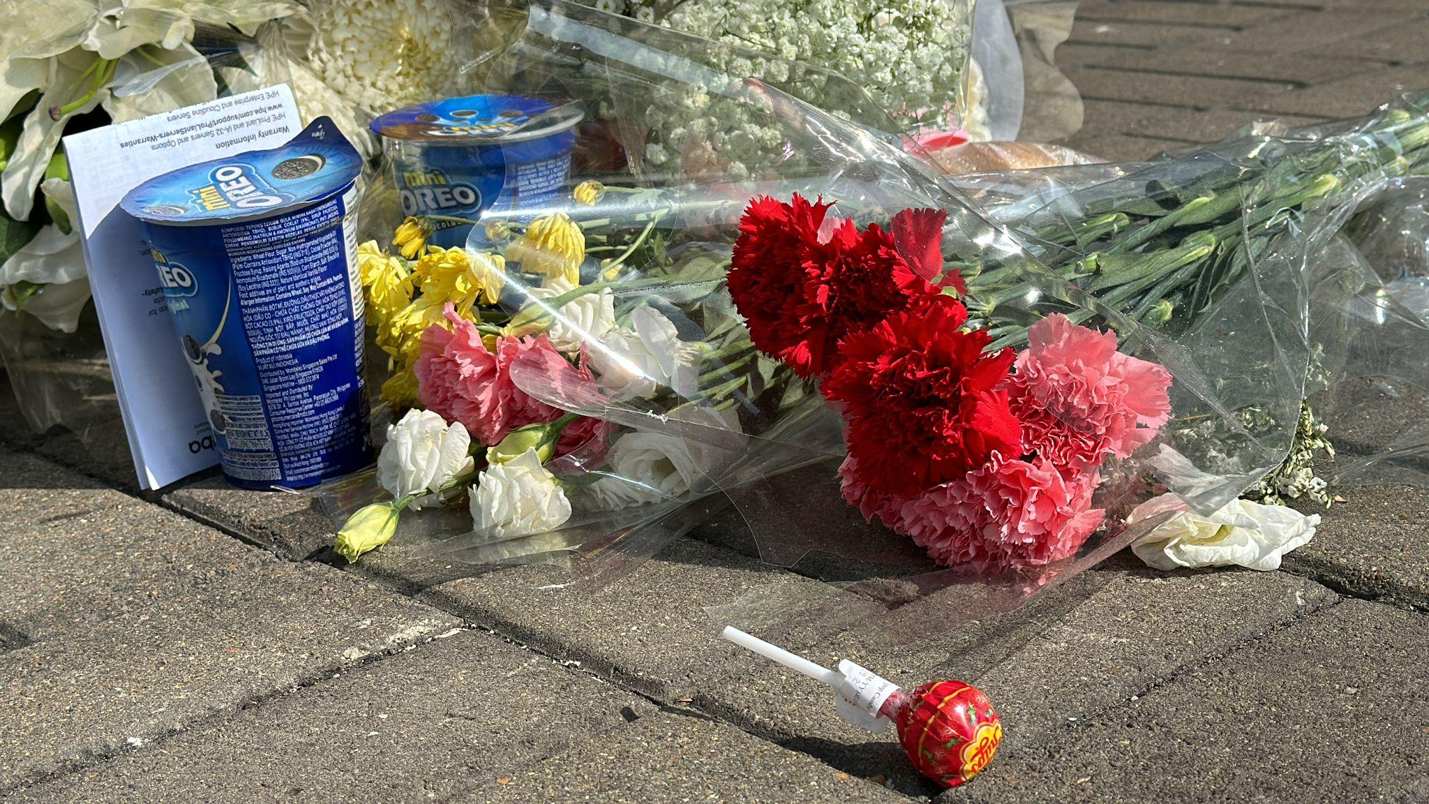 觀塘車禍｜車禍後第七日　死者近百親友現場擺鮮花零食拜祭