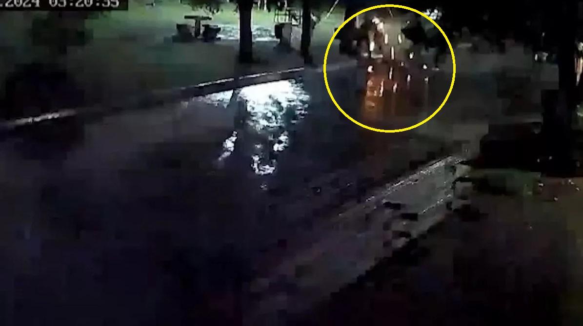 貝隆被雷電擊中，瞬間冒出火花。(互聯網)