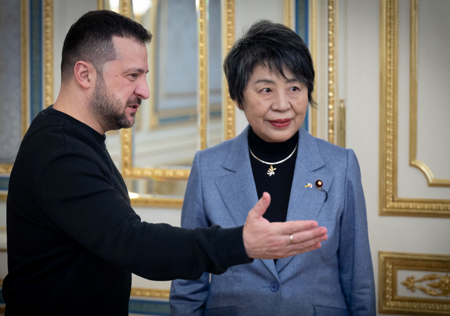 上川陽子與烏克蘭總統澤連斯基會談時指，日本對烏克蘭的立場永不動搖，會繼續提供支援，澤連斯基就日本地震向日方表達慰問。 （路透社）